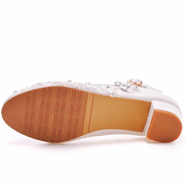 Chic Faux Diamant En Dentelle Fleur Blanche Talon Bas Chaussure De Mariée 2023 Bride Cheville 3 cm Talons Épais À Bout Pointu Chaussure De Mariée Talons Hauts