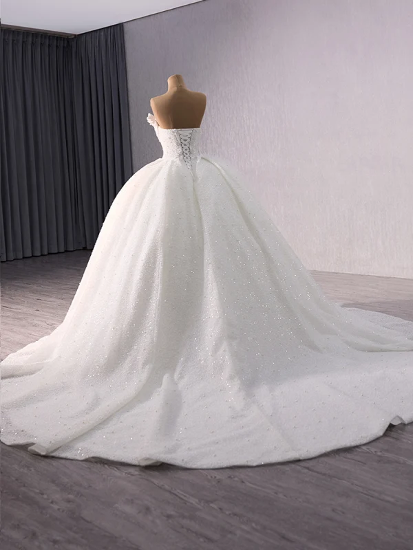 Luxus / Herrlich Weiß Handgefertigt Perlenstickerei Perle Pailletten Brautkleider / Hochzeitskleider 2024 Ballkleid Bandeau Ärmellos Rückenfreies Kapelle-Schleppe Hochzeit
