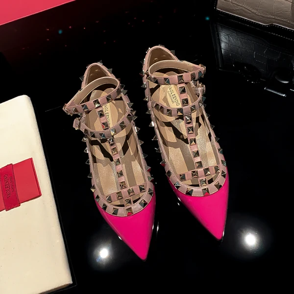 Charmant Blanche Été Vêtement de rue Plate Chaussures Femmes 2022 Cuir T-Strap Rivet À Bout Pointu Chaussures Femmes