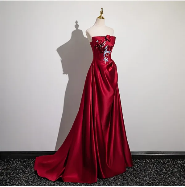 Chinese style Burgundy Lace Flower Appliques Prom Dresses 2024 A-Line / Princess Strapless Sleeveless Backless Sweep Train Satin Prom Formal Dresses