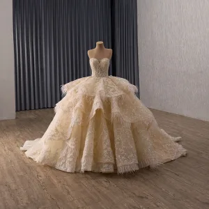 Luksus Bling Bling Champagne Beading Paljetter Blonder Blomst Gripende Ruffles Brudekjoler 2026 Ballkjole Strapless Uten Ermer Ryggløse Chapel Train