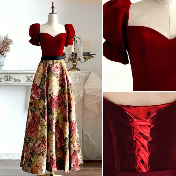 Elegante Vintage Burgunderrot Stickerei Wildleder Ballkleider 2022 A Linie Eckiger Ausschnitt Kurze Ärmel Rückenfreies Stoffgürtel Lange Ball Festliche Kleider
