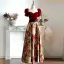 Elegante Vintage Burgunderrot Stickerei Wildleder Ballkleider 2022 A Linie Eckiger Ausschnitt Kurze Ärmel Rückenfreies Stoffgürtel Lange Ball Festliche Kleider