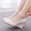 Classique Blanche En Dentelle Fleur Paillettes Chaussure De Mariée 2023 Bride Cheville 8 cm Compensées À Bout Pointu Mariage Talons Hauts