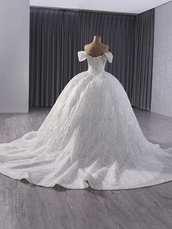 Luxus / Herrlich Weiß Handgefertigt Perlenstickerei Perle Pailletten Brautkleider / Hochzeitskleider 2024 Ballkleid Off Shoulder Kurze Ärmel Rückenfreies Kapelle-Schleppe Hochzeit