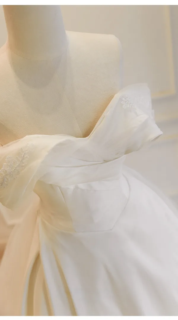 High-end Ivory Lace Flower Satin Wedding Dresses 2026 Ball Gown Strapless Sleeveless Backless Sweep Train