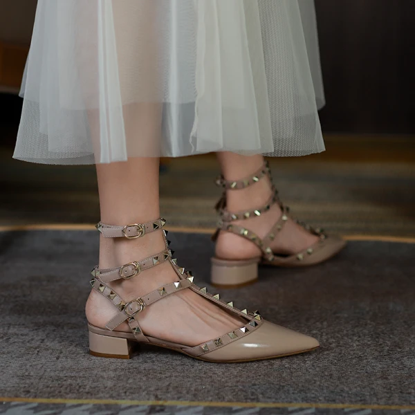 Sexy Beige Rivet Soirée Sandales Femme Talons Hauts 2022 Cuir 3 cm Talons Épais Talon Bas T-Strap À Bout Pointu Sandales