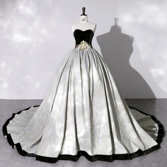 Élégant Noire Daim Robe De Bal 2022 Robe Boule Bustier Sans Manches Dos Nu Chapel Train Robe De Ceremonie