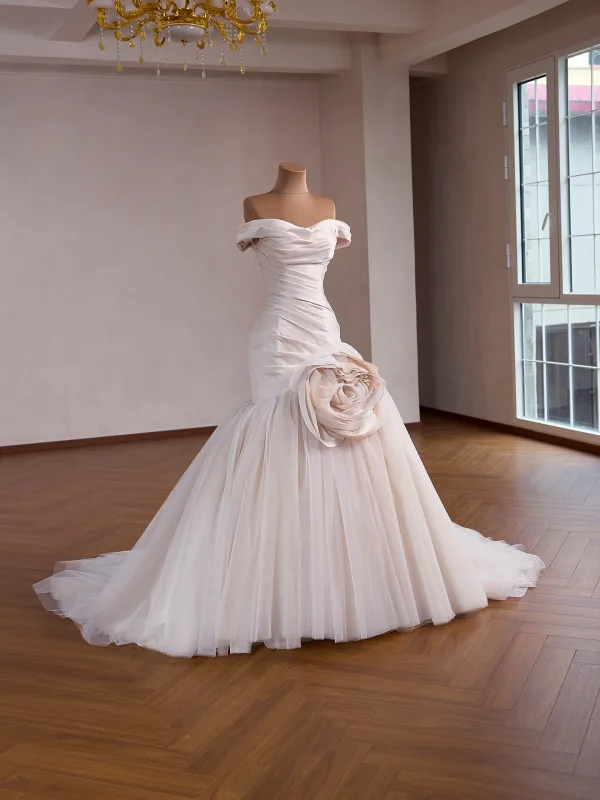 Klassisch High End Beige Blumen Satin Brautkleider / Hochzeitskleider 2026 Meerjungfrau Off Shoulder Ärmellos Rückenfreies Sweep / Pinsel Zug