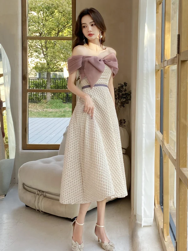 Modest / Simple Beige Bridesmaid Dresses 2022 A-Line / Princess Short Sleeve Backless Tea-length Bridesmaid