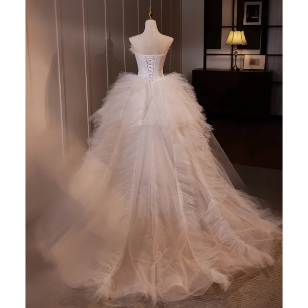 Leichtes Weiß Applikationen Fallende Rüsche Brautkleider / Hochzeitskleider 2024 Ballkleid Bandeau Ärmellos Rückenfreies Lange Hochzeit