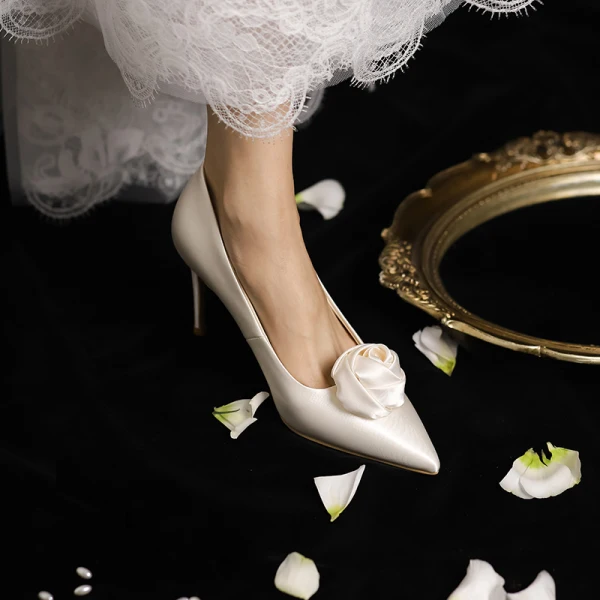 Elegant Ivory Rose Appliques Wedding Shoes 2024 Satin 8 cm Stiletto Heels Pointed Toe Wedding Pumps High Heels