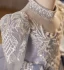 Médiévale Gris Perlage Perle Paillettes En Dentelle Fleur Volants en Cascade Anniversaire Robe Ceremonie Fille 2024 Robe Boule Col Haut Manches Longues Dos Nu Longue