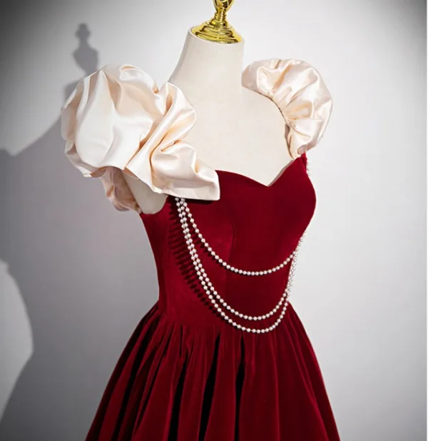 Elegant Burgundy Pearl Prom Dresses 2024 Ball Gown Square Neckline Ruffle Short Sleeve Floor-Length / Long Prom Formal Dresses Backless