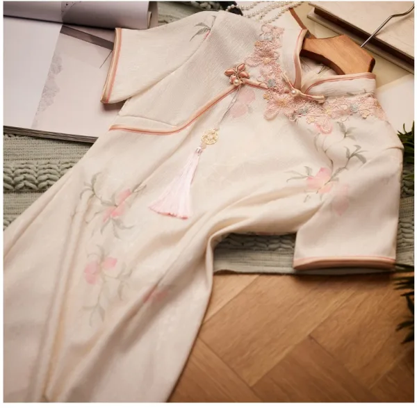 Chiński Styl Rumieniąc Różowy Z Koronki Kwiat Druk Podział Przodu Cheongsam 2024 Syrena / Rozkloszowane Wysokiej Szyi Kótkie Rękawy Długość Herbaty Bal
