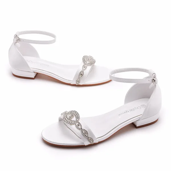 Sexig Vita Rhinestone Platt Brudskor 2023 Ankelband Peep Toe Bröllop Sandaler