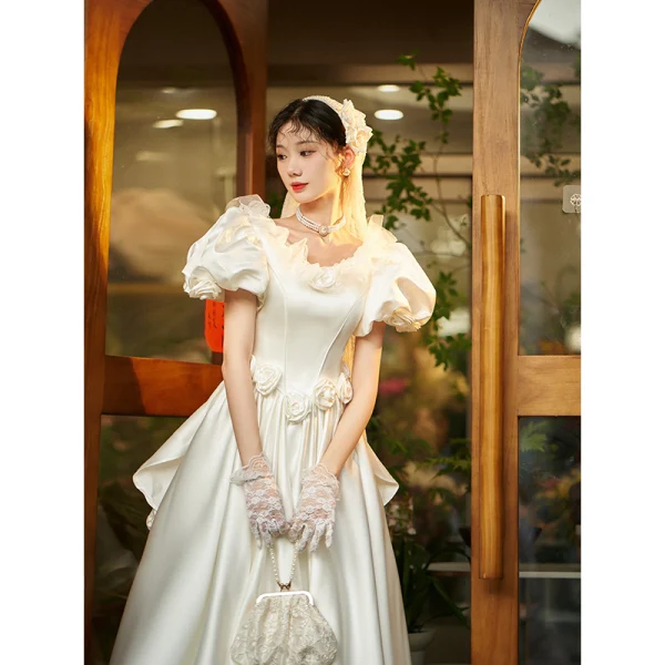 Vintage Weiß Satin Brautkleider / Hochzeitskleider 2023 A Linie V-Ausschnitt Geschwollenes Kurze Ärmel Rückenfreies Sweep / Pinsel Zug Hochzeit