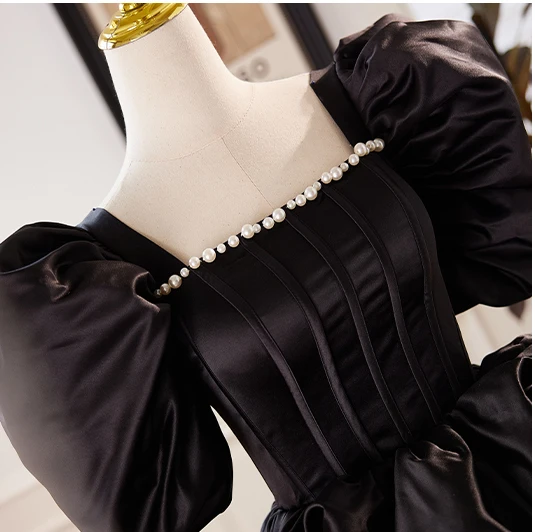 Audrey Hepburn-Stil Schwarz Asymmetrisch Ballkleider 2024 Ballkleid Eckiger Ausschnitt Geschwollenes Kurze Ärmel Rückenfreies Ball Festliche Kleider