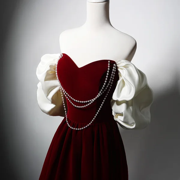 Elegant Burgundy Pearl Velvet Prom Dresses 2024 A-Line / Princess Ruffle Off-The-Shoulder Short Sleeve Backless Floor-Length / Long Prom Formal Dresses
