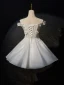 Charmant Blanche Perle Faux Diamant En Dentelle Fleur Appliques Robe De Mariée Courte 2024 De l'épaule Sans Manches Dos Nu Courte Robe De Mariée