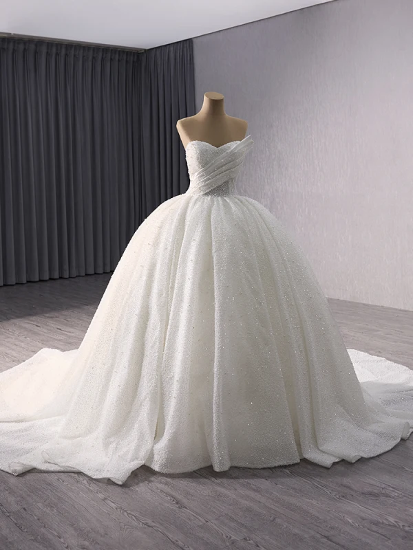 Luxus / Herrlich Weiß Handgefertigt Perlenstickerei Perle Pailletten Brautkleider / Hochzeitskleider 2024 Ballkleid Bandeau Ärmellos Rückenfreies Kapelle-Schleppe Hochzeit