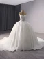 Luxus / Herrlich Weiß Handgefertigt Perlenstickerei Perle Pailletten Brautkleider / Hochzeitskleider 2024 Ballkleid Bandeau Ärmellos Rückenfreies Kapelle-Schleppe Hochzeit