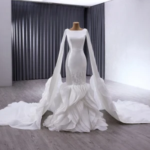 High End Hvit Paljetter Satin Gripende Ruffles Brudekjoler 2024 Trompet Havfrue Scoop Halsen Uten Ermer Ryggløse Domstol Tog Bryllup