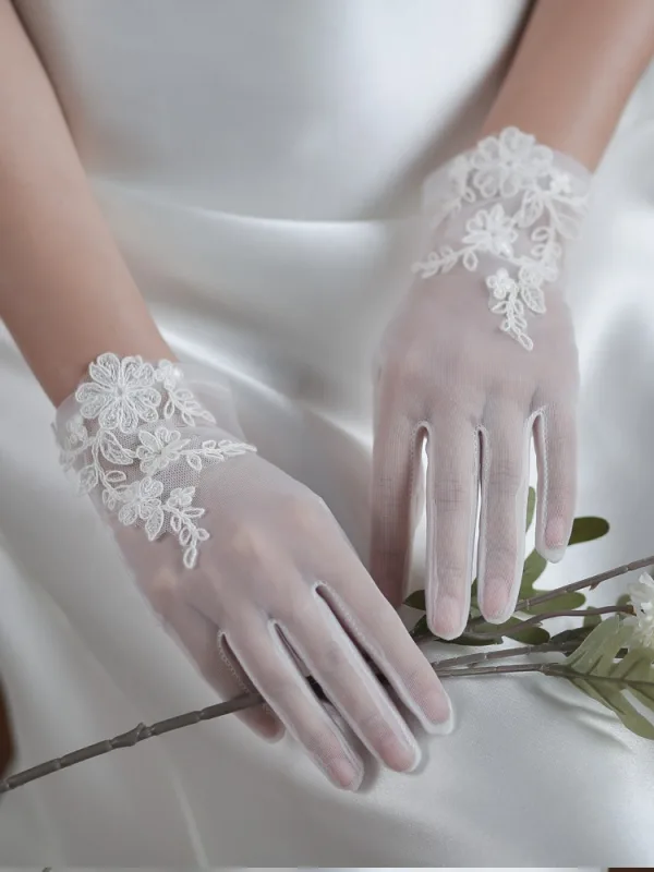 Vintage / Retro White Lace Flower Wedding Bridal Gloves 2025