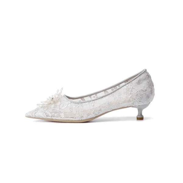 Charming White Beading Lace Flower Wedding Shoes 2023 Wedding 3 cm Stiletto Heels Low Heel Pointed Toe Pumps High Heels