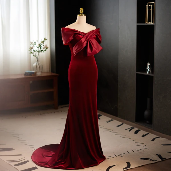 Elegante Bordeaux Flueel Galajurken 2023 Trompet / Zeemeermin Uit De Schouder Korte Mouwen Ruglooze Sweep Trein Gala Gelegenheid Jurken