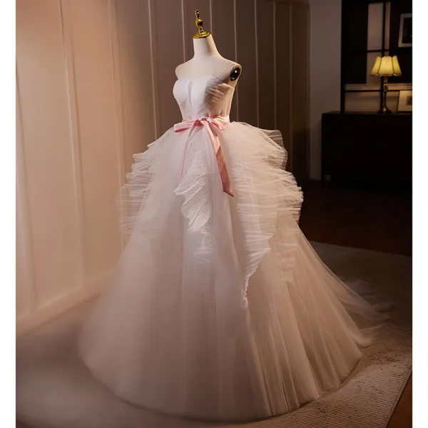 Chic / Belle Blanche Robe De Mariée De Bal 2024 Volants en Cascade Bustier Sans Manches Dos Nu Noeud Ceinture Train De Balayage Mariage Robe Boule