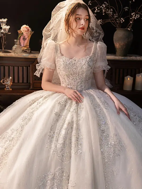Atemberaubend Ivory / Creme Perlenstickerei Perle Strass Pailletten Spitze Blumen Brautkleider / Hochzeitskleider 2022 Ballkleid Eckiger Ausschnitt Kurze Ärmel Rückenfreies Schleife Kapelle-Schleppe Hochzeit