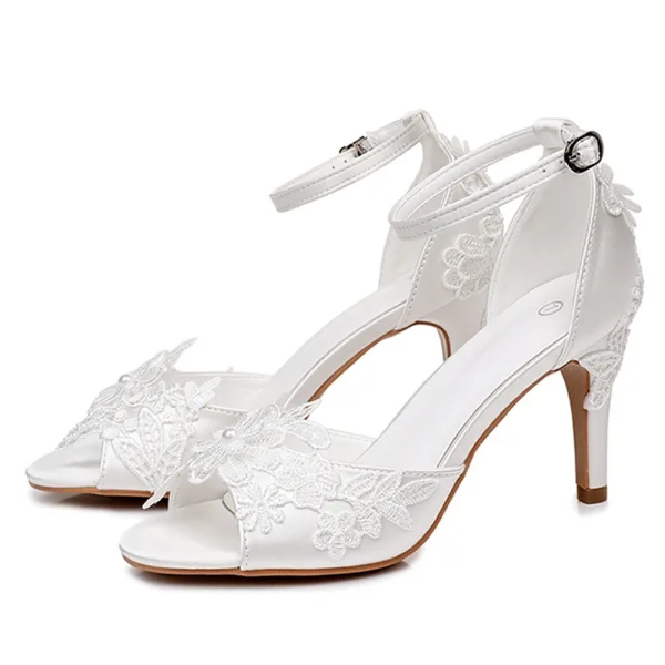 Schlicht Elegante Weiß Satin Spitze Blumen Brautschuhe 2026 Knöchelriemen 8 cm Stilettos Peeptoes Hochzeit Sandaletten Hochhackige