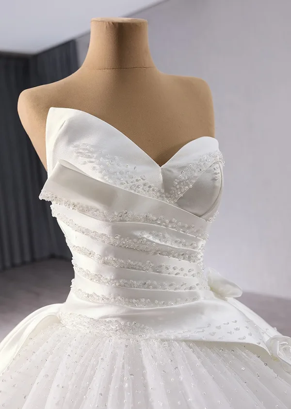 Schlicht Weiß Perlenstickerei Pailletten Satin Brautkleider / Hochzeitskleider 2024 Ballkleid Bandeau Ärmellos Rückenfreies Königliche Schleppe Hochzeit