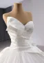 Schlicht Weiß Perlenstickerei Pailletten Satin Brautkleider / Hochzeitskleider 2024 Ballkleid Bandeau Ärmellos Rückenfreies Königliche Schleppe Hochzeit
