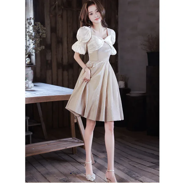 Audrey Hepburn Style Champagne Sequins Homecoming Graduation Dresses 2022 A-Line / Princess Bow Square Neckline Puffy Short Sleeve Knee-Length Graduation Dresses