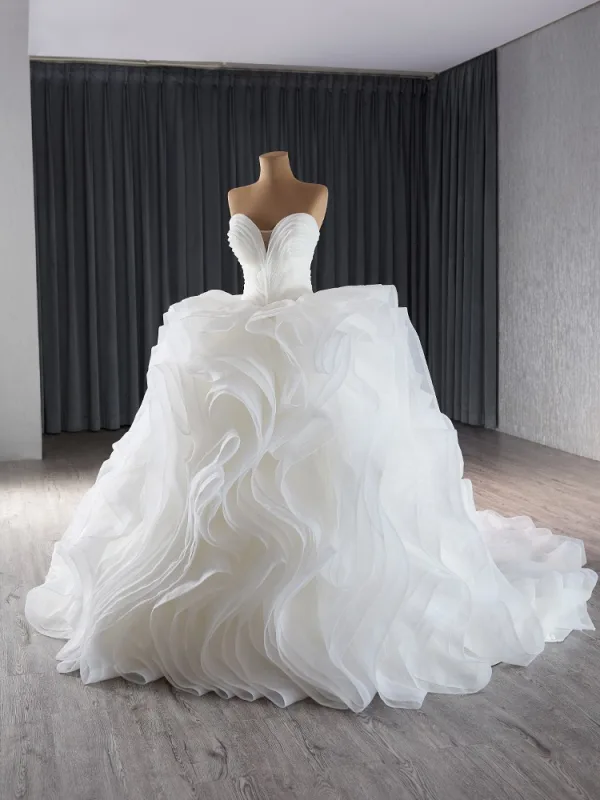 Luxury / Gorgeous White Cascading Ruffles Ball Gown Wedding Dresses 2024 Strapless Sleeveless Backless Court Train Wedding