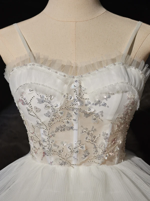 Charmant Blanche Perlage Paillettes Volants en Cascade Asymétrique Plage Robe De Mariée 2024 Robe Boule Bretelles Spaghetti Sans Manches Dos Nu Mariage