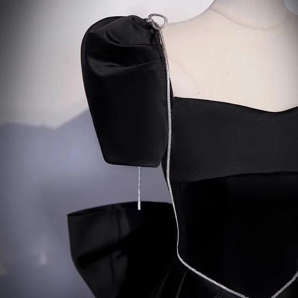 Élégant Noire Faux Diamant Gland Satin Robe De Bal 2023 Princesse Encolure Carrée Manches Courtes Dos Nu Noeud Longue Promo Robe De Ceremonie