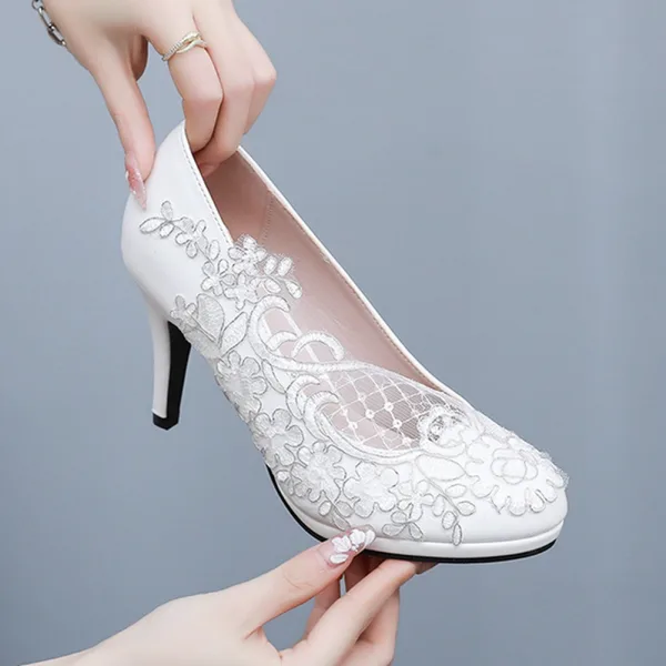 Elegante Witte Kant Bloem Bruidsschoenen 2025 9 cm Naaldhakken / Stiletto Ronde Neus Huwelijk Pumps Hoge Hakken