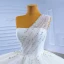Vintage / Originale Haut de Gamme Blanche Volants en Cascade Robe De Mariée Robe Boule 2022 Une épaule Sans Manches Dos Nu Faux Diamant Tribunal Train Mariage