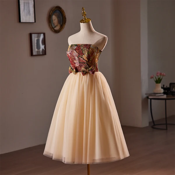 Chic / Beautiful Champagne Embroidered Homecoming Graduation Dresses 2024 A-Line / Princess Strapless Sleeveless Backless Tea-length Formal Dresses