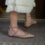 Charmant Blanche Été Vêtement de rue Plate Chaussures Femmes 2022 Cuir T-Strap Rivet À Bout Pointu Chaussures Femmes