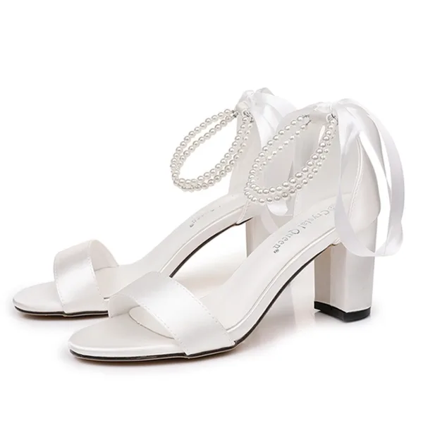 Charmant Weiß Perle Knöchelriemen Schleife Brautschuhe 2026 Satin 7 cm Stilettos Peeptoes Hochzeit Sandaletten Hochhackige
