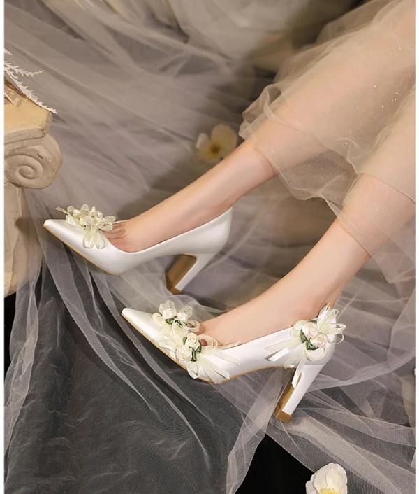 Élégant Blanche Cuir Appliques Chaussure De Mariée 2023 8 cm Talons Épais À Bout Pointu Mariage Escarpins Talons Hauts