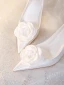 Elegante Ivory / Creme Applikationen Leder Satin Brautschuhe 2024 Knöchelriemen 8 cm Stilettos Spitzschuh Hochzeit Pumps Hochhackige