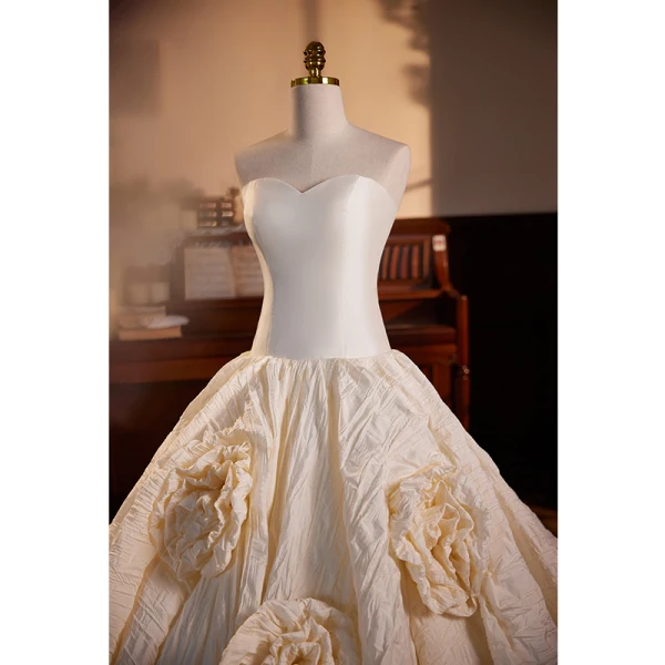 Vintage / Retro Modest / Simple Ivory Ruffle Flower Wedding Dresses 2023 Ball Gown Strapless Sleeveless Backless Sweep Train Wedding Dresses