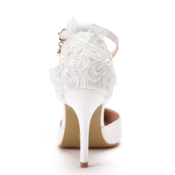 Chic / Belle Blanche Faux Diamant En Dentelle Fleur Chaussure De Mariée 2024 Bride Cheville 9 cm Talons Aiguilles À Bout Pointu Mariage Talons Hauts