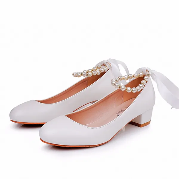 Elegante Weiß Perle Knöchelriemen Schleife Runde Zeh Brautschuhe 2024 3 cm Thick Heels Low Heel Hochzeit Pumps