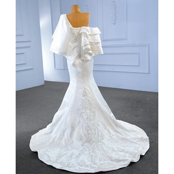 High End Elegante Weiß Satin Perlenstickerei Pailletten Brautkleider / Hochzeitskleider 2023 Meerjungfrau Fallende Rüsche One-Shoulder Kurze Ärmel Rückenfreies Hof-Schleppe Hochzeit